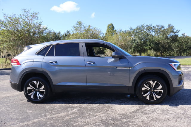 Certified 2024 Volkswagen Atlas Cross Sport SE FWD image 9
