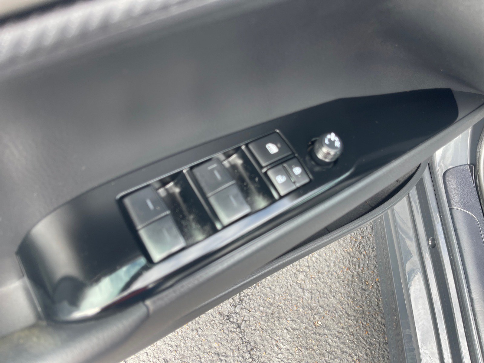 Used 2025 Toyota Camry SE w/ Convenience Package FWD image 8