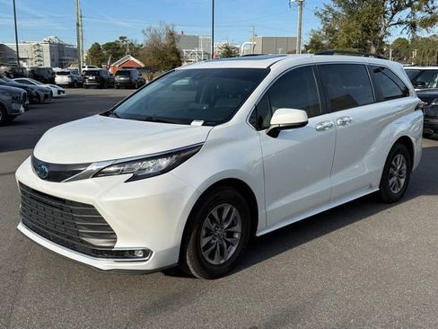 Used 2023 Toyota Sienna XLE image 1