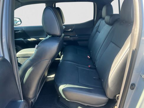 Used 2019 Toyota Tacoma TRD Sport image 11