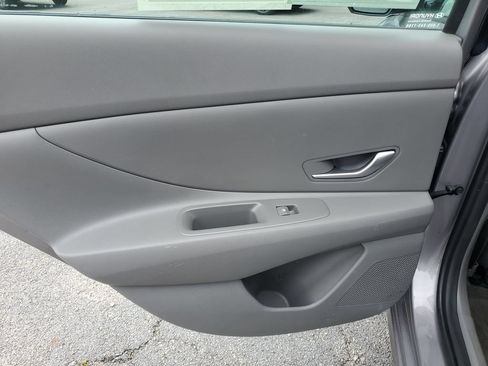 Used 2025 Hyundai Elantra SE FWD image 9