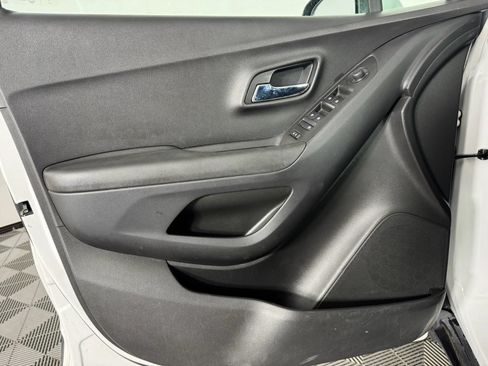 Used 2018 Chevrolet Trax LS AWD/4WD image 33