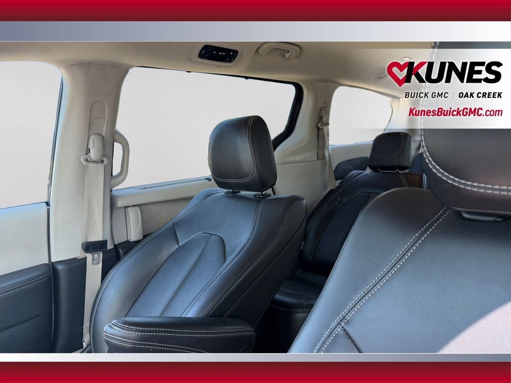 Used 2024 Chrysler Pacifica Touring-L FWD image 23