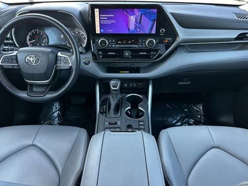 Certified 2023 Toyota Highlander XLE image 19