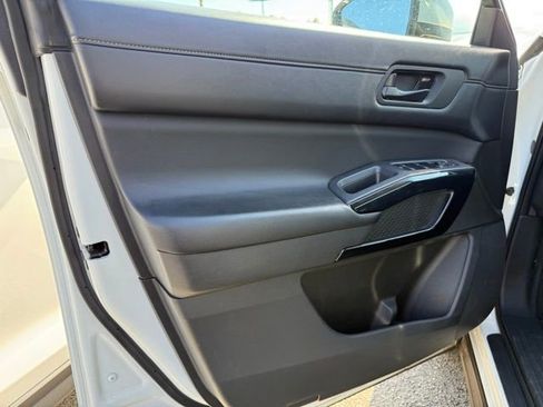 Used 2024 Nissan Pathfinder SV FWD image 9