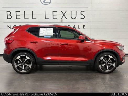 Used 2019 Volvo XC40 T4 Momentum FWD image 3