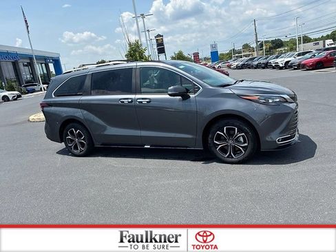 Used 2025 Toyota Sienna Platinum AWD/4WD image 5