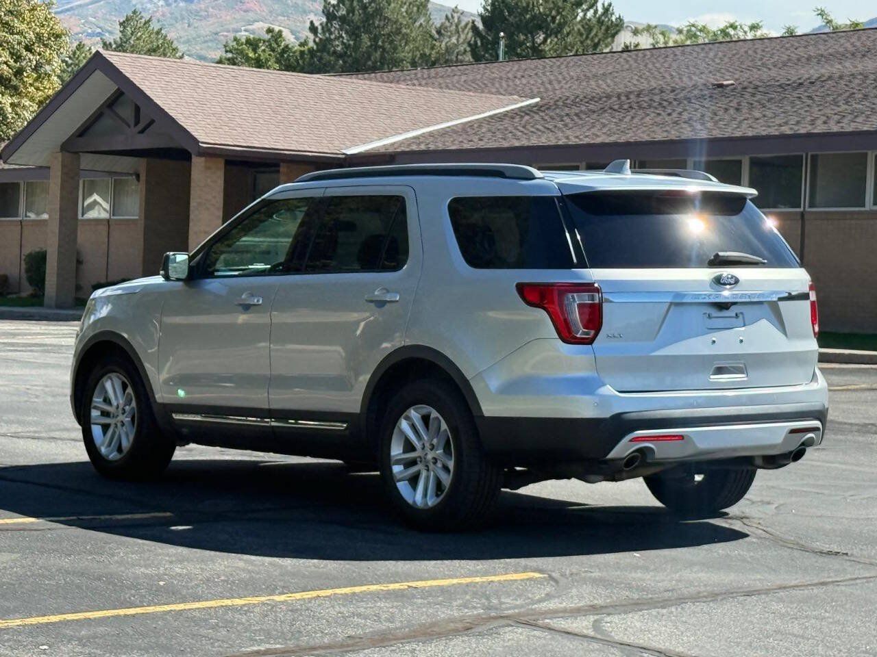 Used 2017 Ford Explorer XLT FWD image 3