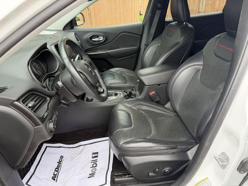 Used 2019 Jeep Cherokee Trailhawk AWD/4WD image 15