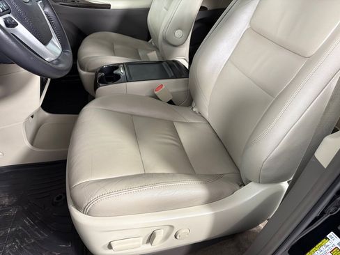 Used 2018 Toyota Sienna XLE image 12