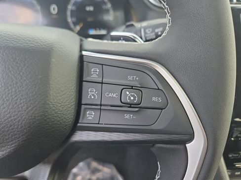 Used 2025 Jeep Grand Cherokee L Altitude image 14