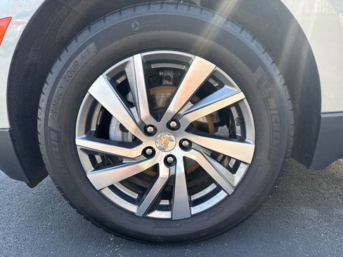 Used 2023 Chevrolet Equinox Premier image 9