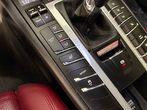 Used 2018 Porsche Macan AWD/4WD image 34