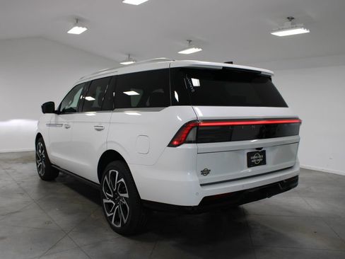 New 2026 Lincoln Navigator Reserve AWD/4WD image 6