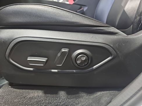 Used 2023 Jeep Grand Cherokee Limited w/ Black Appearance Package image 28