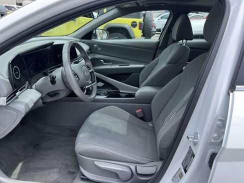 Used 2025 Hyundai Elantra SEL FWD image 15