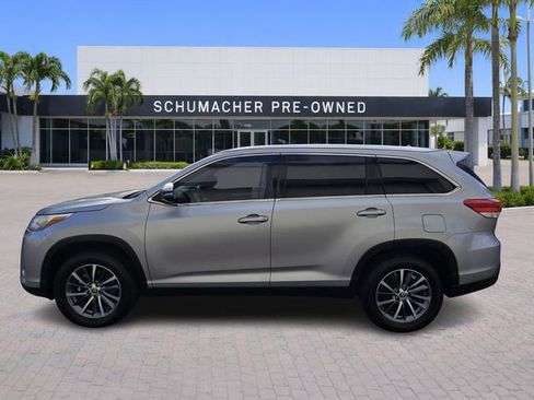 Used 2019 Toyota Highlander XLE FWD image 4