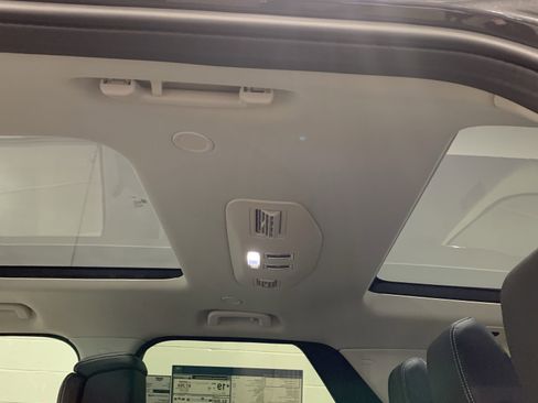 New 2025 Land Rover Discovery Dynamic SE image 15