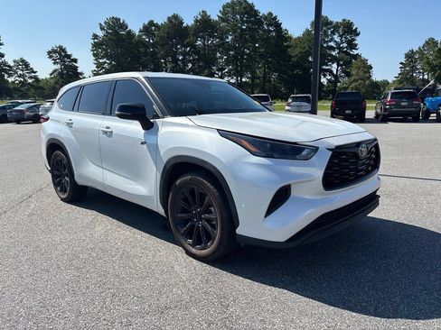 Used 2022 Toyota Highlander L FWD image 11