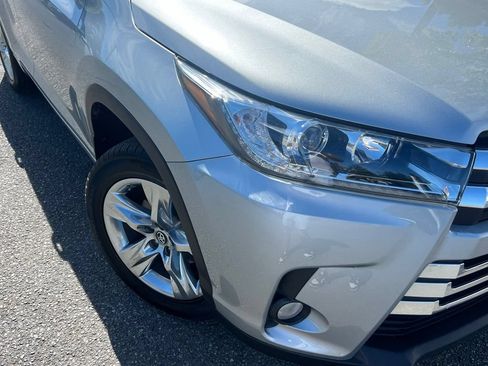 Used 2017 Toyota Highlander Limited AWD/4WD image 2