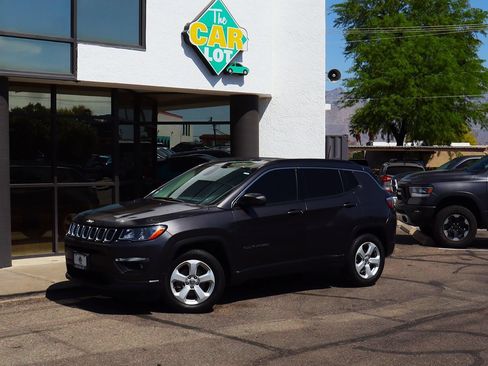 Used 2019 Jeep Compass Latitude FWD image 3
