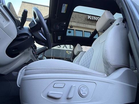 Used 2025 Kia Sorento SX Prestige image 11