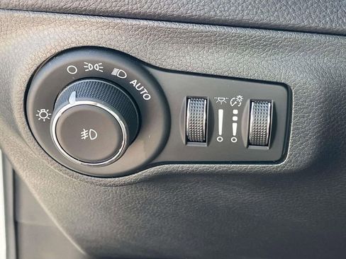 Used 2018 Jeep Compass Latitude FWD image 18