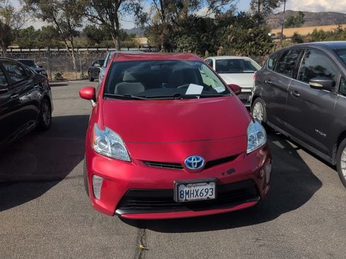 Used 2014 Toyota Prius Two FWD image 2