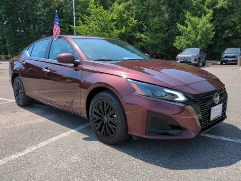 Used 2025 Nissan Altima 2.5 SV w/ SV Special Edition Package AWD/4WD image 2