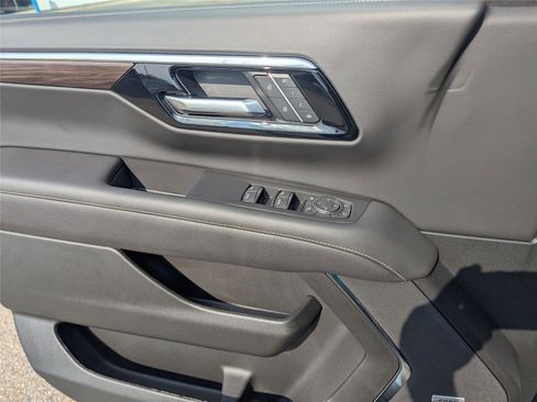 New 2025 Chevrolet Suburban Premier image 21