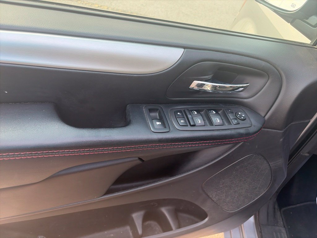 Used 2019 Dodge Grand Caravan GT w/ Safety Sphere Group FWD image 16