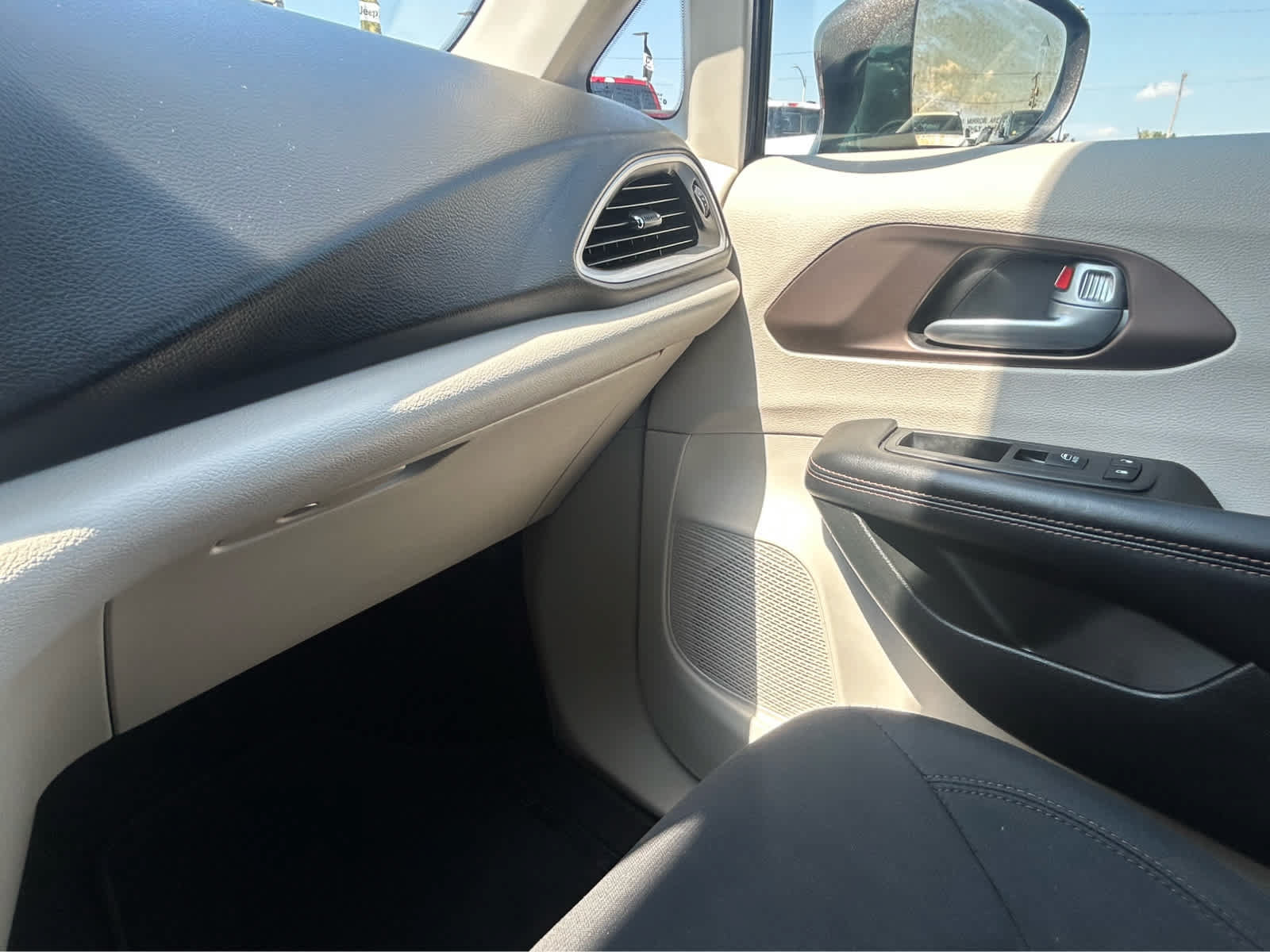 Used 2018 Chrysler Pacifica Touring Plus FWD image 46