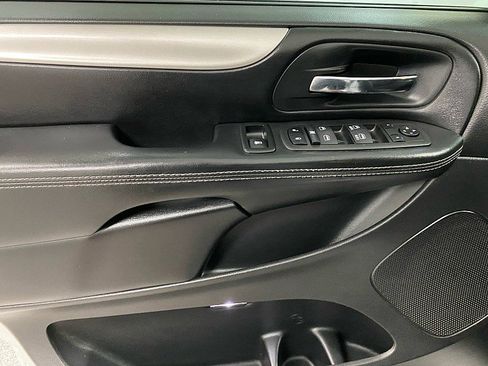 Used 2016 Dodge Grand Caravan SXT w/ UConnect Hands-Free Group image 9
