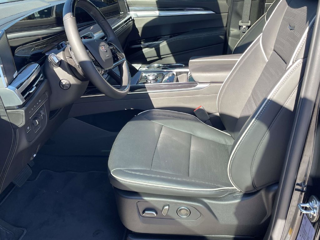 Used 2026 Cadillac Escalade ESV Sport w/ LPO, ONYX Package AWD/4WD image 7