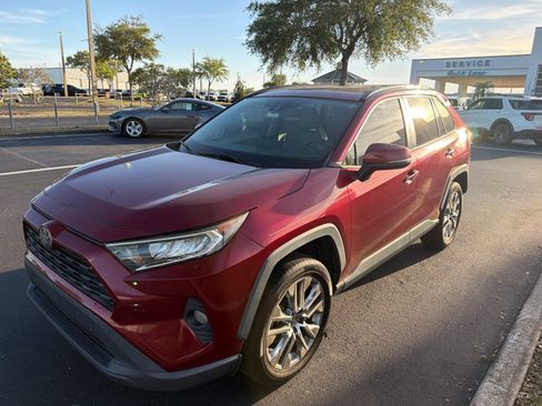 Used 2019 Toyota RAV4 XLE Premium FWD image 12