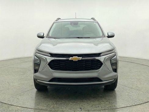 Used 2025 Chevrolet Trax LT FWD image 2