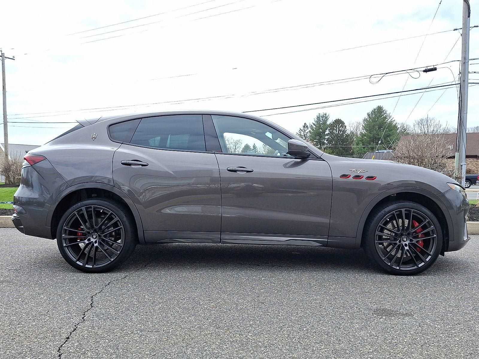 Used 2023 Maserati Levante Trofeo AWD/4WD image 4