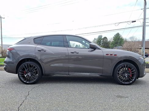 Used 2023 Maserati Levante Trofeo AWD/4WD image 4