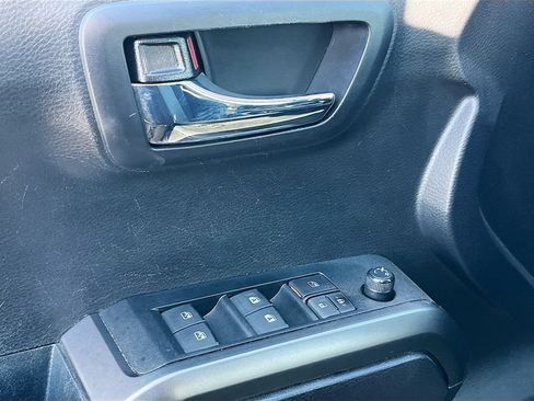 Used 2020 Toyota Tacoma TRD Off-Road w/ Technology Package AWD/4WD image 17