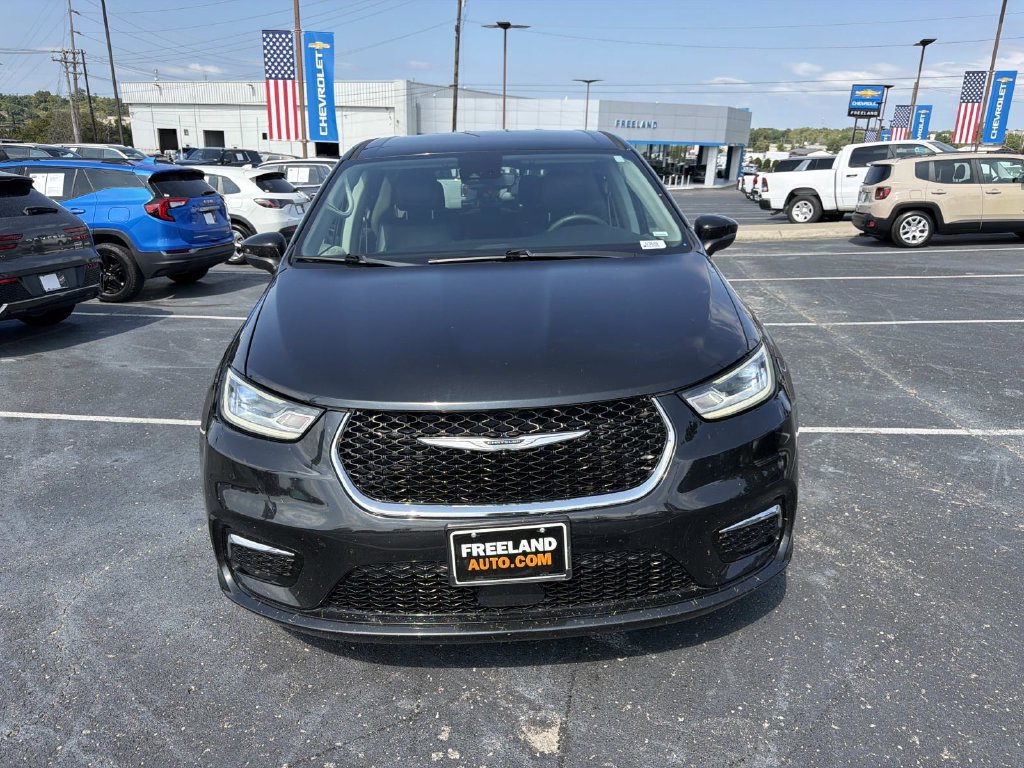 Used 2023 Chrysler Pacifica Touring-L FWD image 8