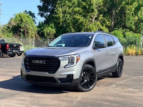 Used 2023 GMC Terrain SLE w/ Driver Convenience Package FWD image 2