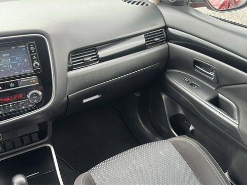 Used 2019 Mitsubishi Outlander ES image 26