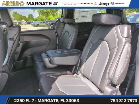 New 2026 Chrysler Pacifica Select FWD image 15