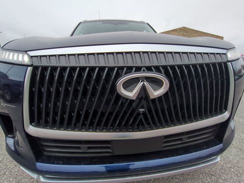 Used 2025 INFINITI QX80 Sensory image 2