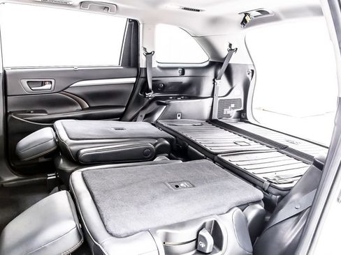 Used 2019 Toyota Highlander XLE AWD/4WD image 36