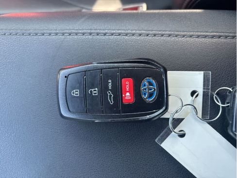 Used 2021 Toyota Venza XLE w/ Carpet Mat Package (TMS) image 20