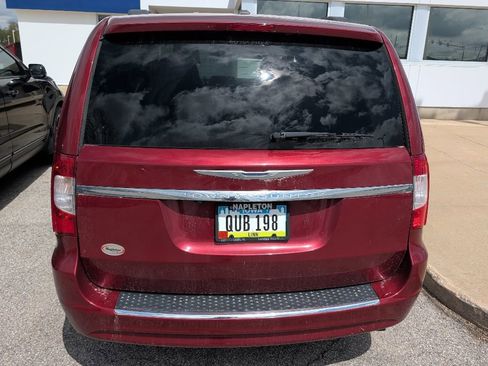 Used 2015 Chrysler Town & Country Touring w/ Driver Convenience Group FWD image 4