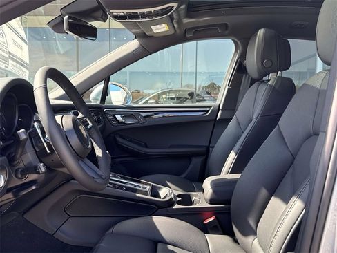 Used 2025 Porsche Macan image 14