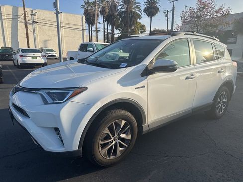 Used 2018 Toyota RAV4 XLE w/ Carpet Mat Package image 3