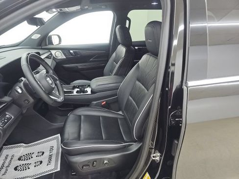Used 2025 Buick Enclave Avenir w/ Super Cruise Package AWD/4WD image 3